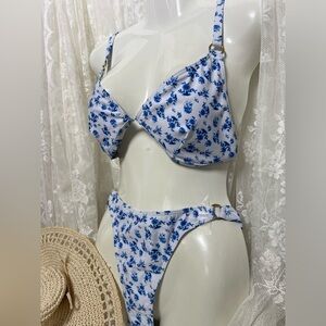 Floral Blue & White Bikini Set SZ: (L) Pretty
